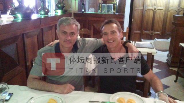 1668387650035000911.png 托雷罗与穆里尼奥一起在里斯本餐厅一起进餐.png