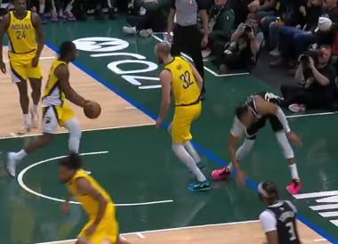 乐鱼乐鱼体育官网下载-字母哥落地时膝盖受伤退场：我要先回家休息，看明天感觉如何