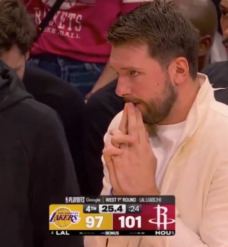 乐鱼网页版登录入口官网-紧张啊！斯玛特造犯规三罚时 东契奇双手合十表情严肃